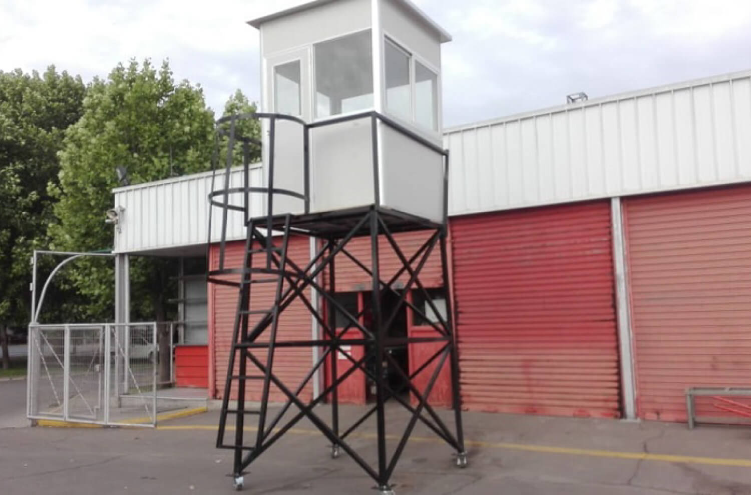 Caseta de vigilancia con tarima, capacidad 1 persona. Dimensiones 120x120, visión 360. Paneles EPS de 50 mm de espesor.